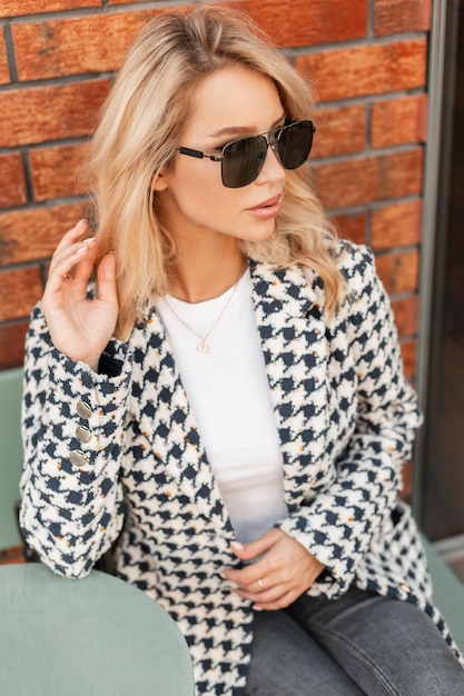 Modne okulary 2025 damskie które warto znać