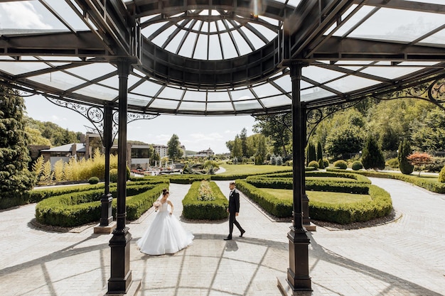 Nowoczesne pergole ogrodowe dla eleganckiego relaksu